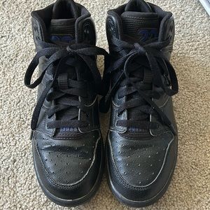 Nice youth size 4 Jordan tennis shoes